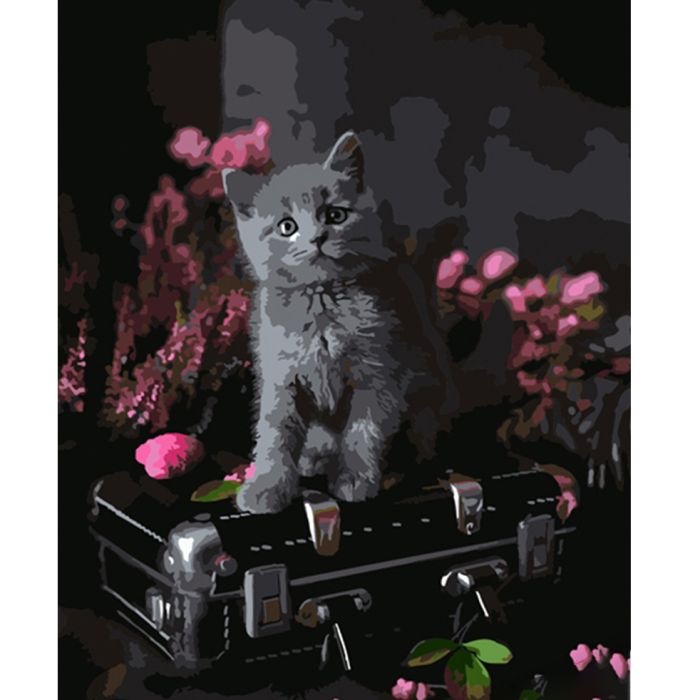 Картина за номерами Strateg ПРЕМІУМ Сіре кошеня у квітах розміром 40х50 см (HH033)